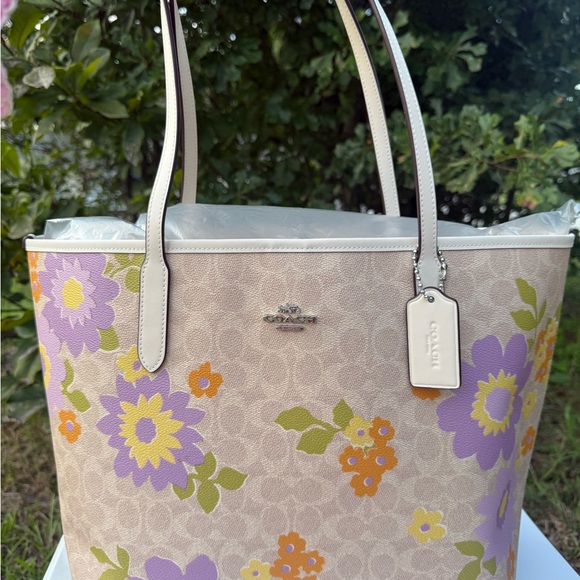 Coach CBG71 City Tote Bag in Signature Canvas with Floral Print - Picture 1 of 15